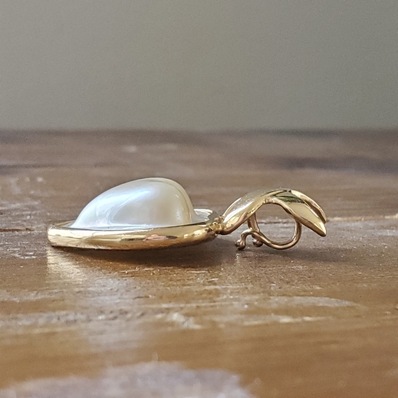 MAZ 14K Yellow Gold Mabe Pearl Crossed Heart Large Pendant - Picture 6 of 7